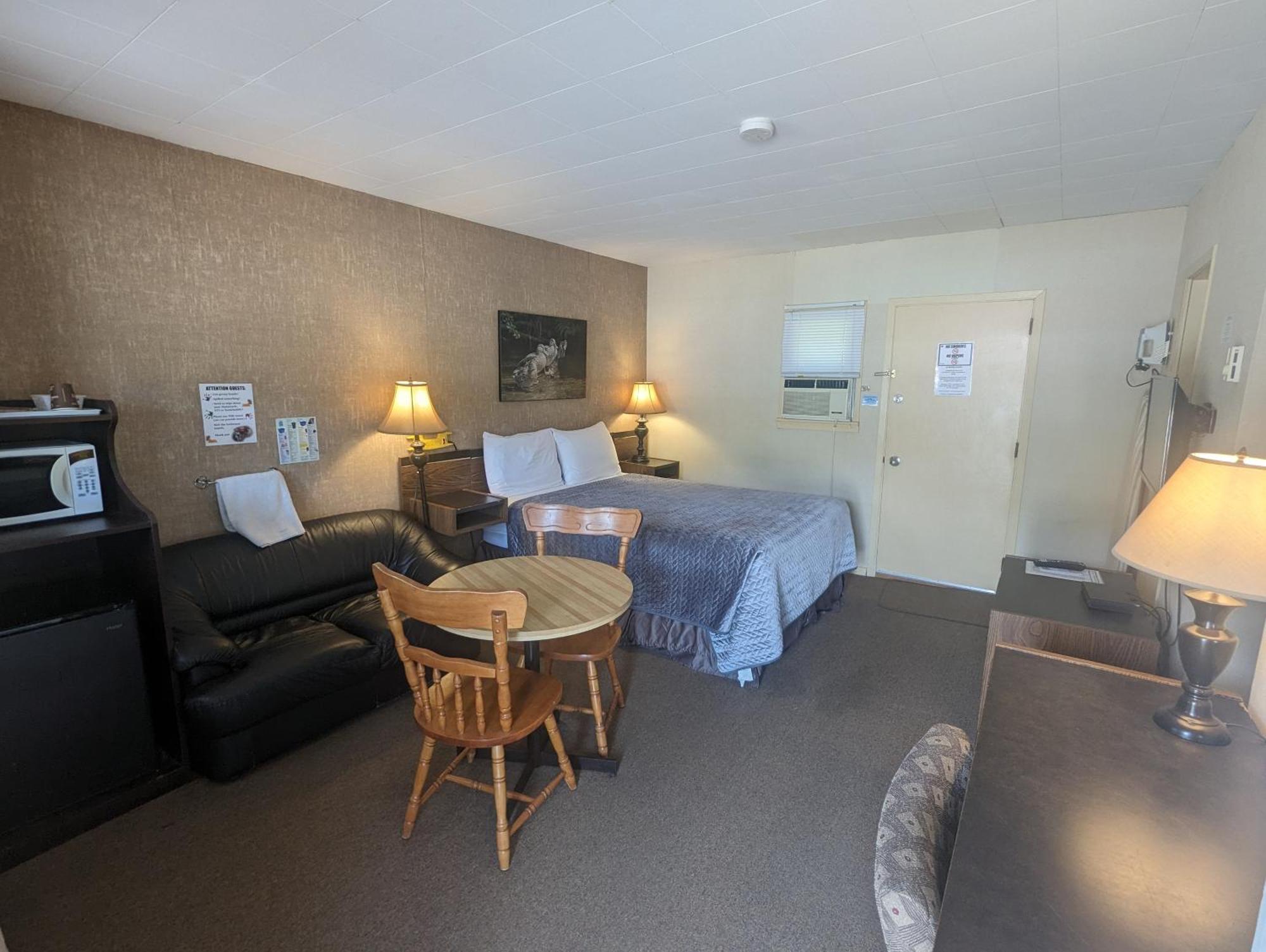Pinewood Motel *